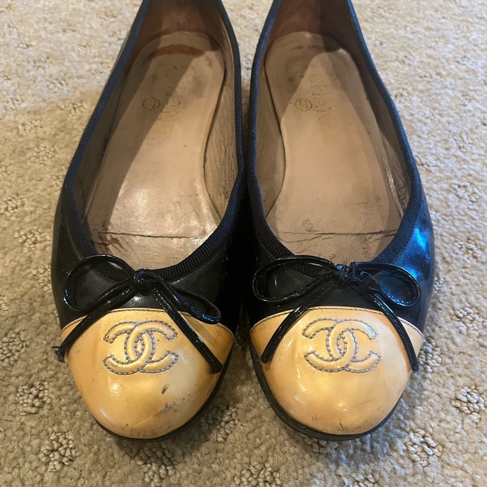 SOLD!!!! CHANEL Two-Tone Black and Cream Flats